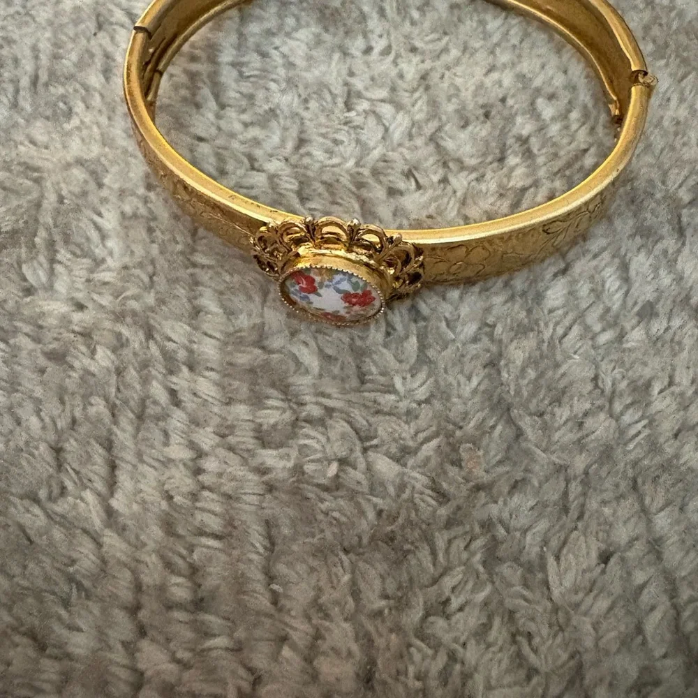 GUC gold tone bangle bracelet